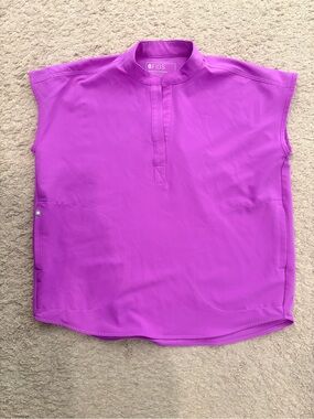 FIGS Women’s Rafaela Oversized Scrub Top in Ultraberry. BNWOT. Size: Small.